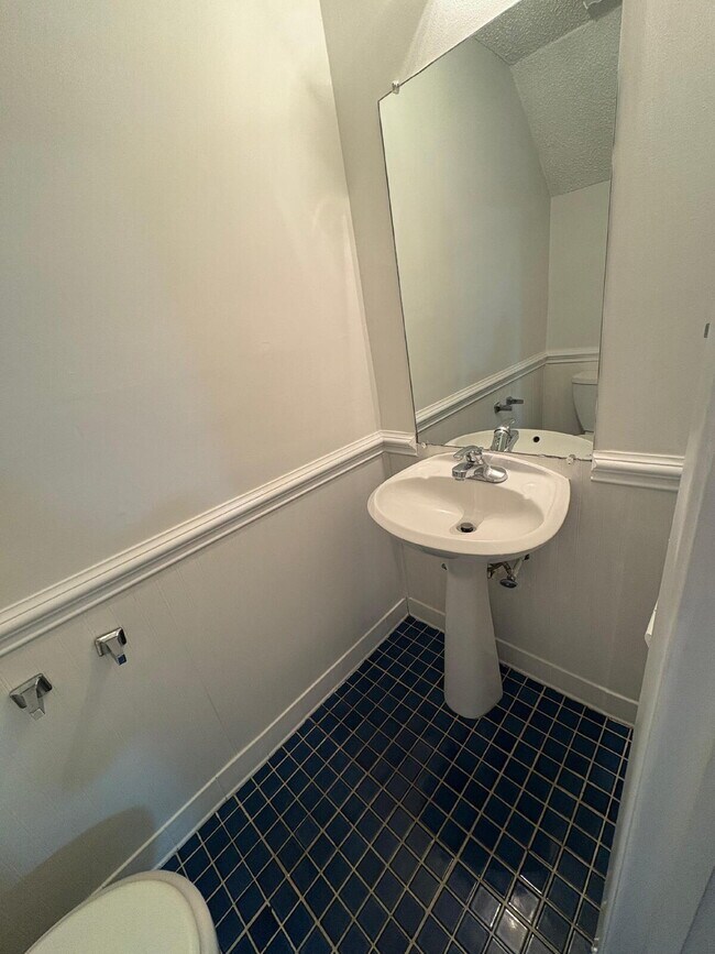 Building Photo - 571 Winding Creek Rd