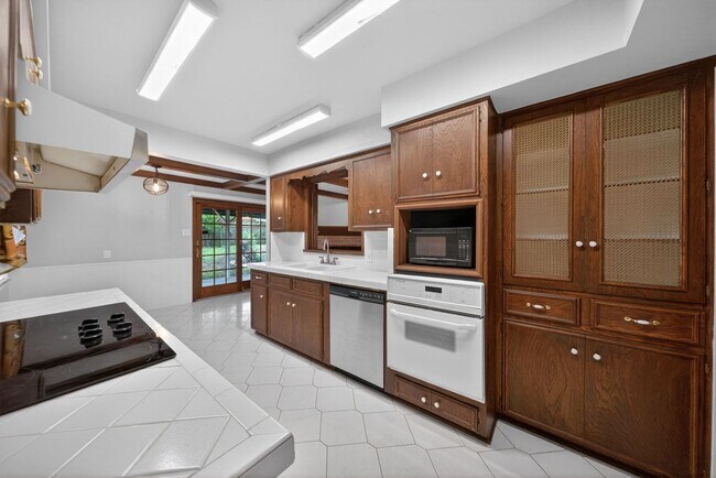 Building Photo - Beautifully refreshed 3-bedroom, 2-bath ranch-style home, located in the sought-after Colonies No...