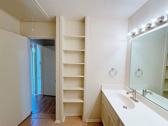Building Photo - 2 Bedroom Condo for rent off Essen Lane