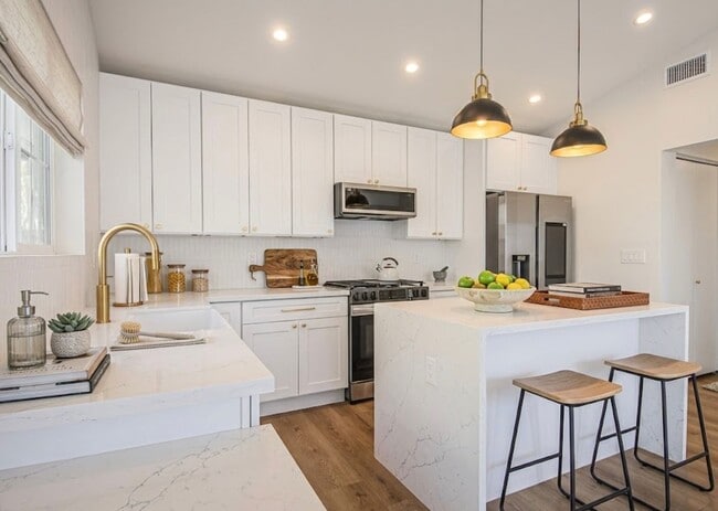 Building Photo - Luxury Living with Massive Private Yard in Downtown Burbank!
