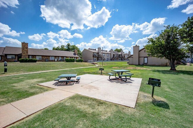 Building Photo - * $500 OFF MOVE IN COSTS * Recently renovated 2 bedroom apartment *