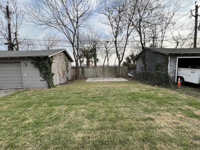 Building Photo - 430 Bryn Mawr Dr