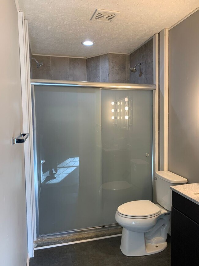 Building Photo - Beautiful 3 bed home 2 bath house w/ attac...