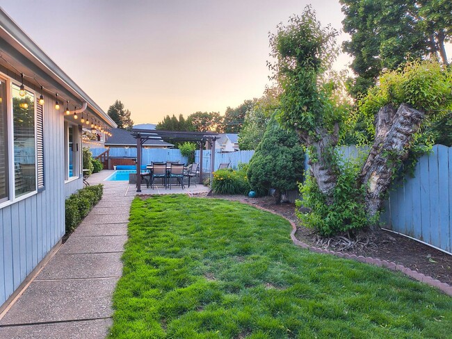 Building Photo - Spacious 4 bed, 2.5 bath with HEATED POOL ...