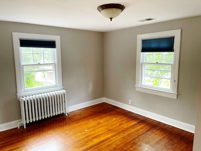 Building Photo - Beautifully updated single family home in ...