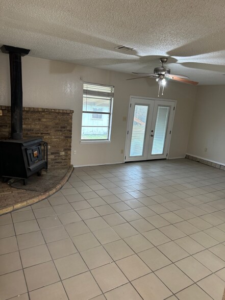Building Photo - 409 Skyline Cir