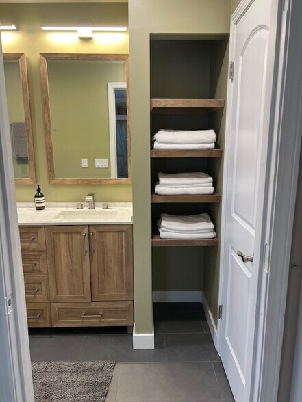 Building Photo - 953 13th Ave S