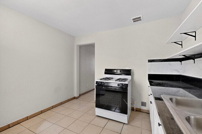 Building Photo - 540 Cardenas Dr SE