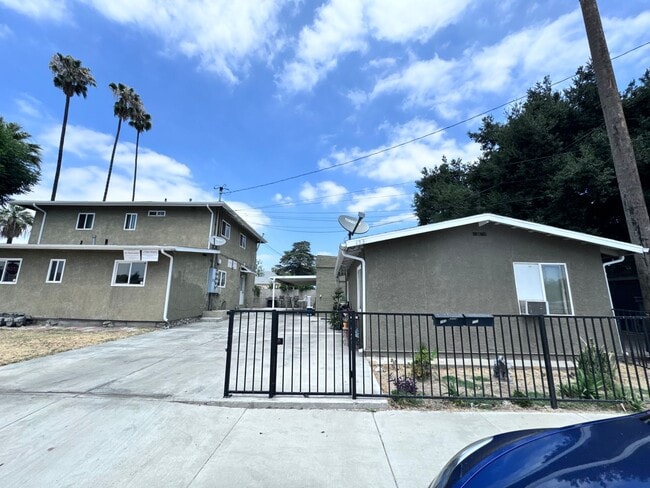 Building Photo - Newly Renovated 3 Bed, 3 Bath Ground Floor Unit in the Heart of Pomona; Modern, Efficient, and Mo...