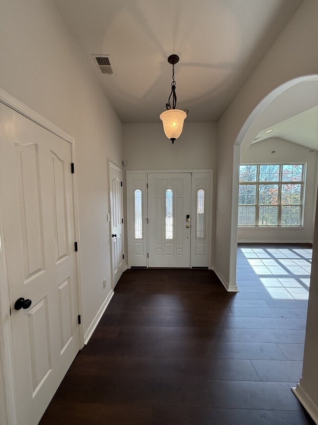 Building Photo - Spacious 3 BR with a fenced in backyard