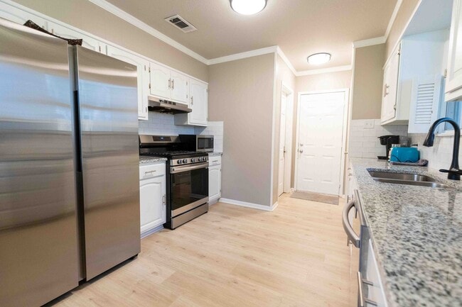 Building Photo - Charming 3 bedroom/ 2 Bathroom house in Br...