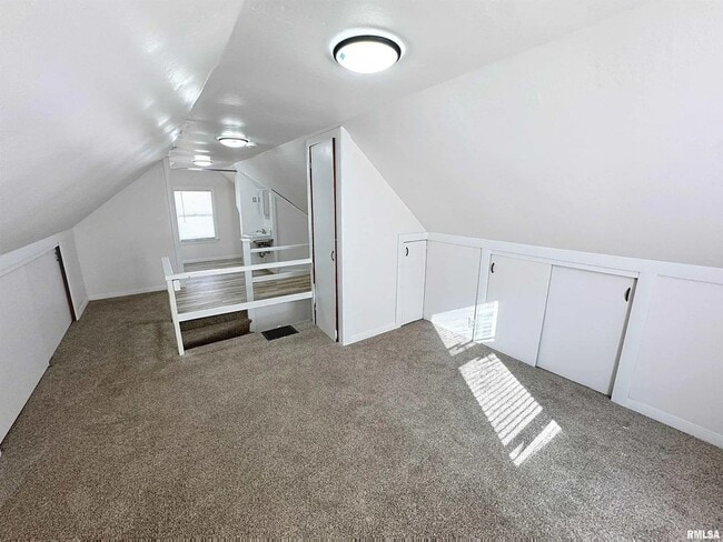 Building Photo - 3 bedroom Rental in Rock Island