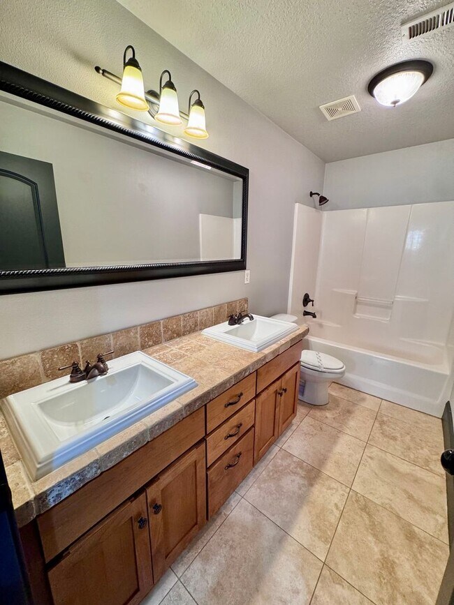 Building Photo - GORGEOUS Townhome...  LOCATION , LOCATION near Peace Health Hospital