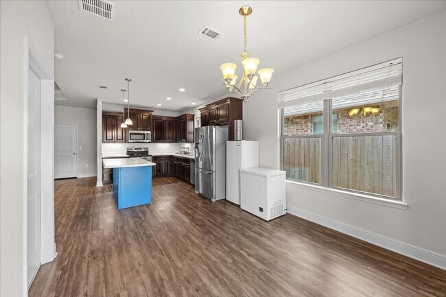 Building Photo - 3 bedroom 2 bathroom- GREAT Location in Pace!