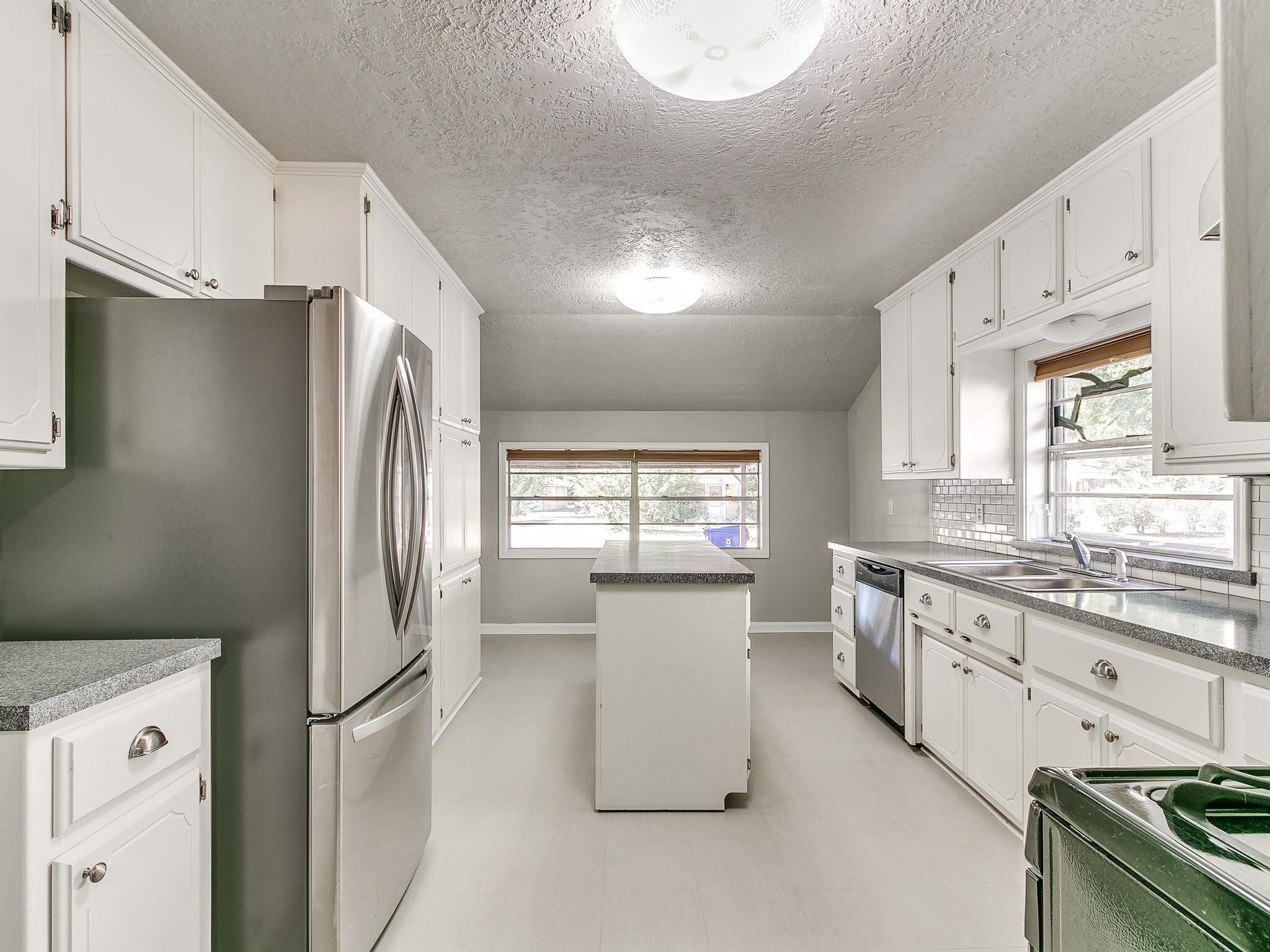 Building Photo - 703 Dakota St