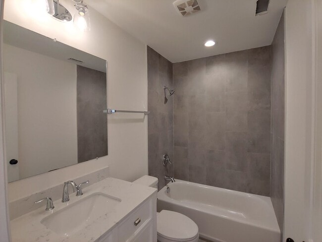 Building Photo - 3 Bedroom, 2.5 Bath Townhome Close to UTC!