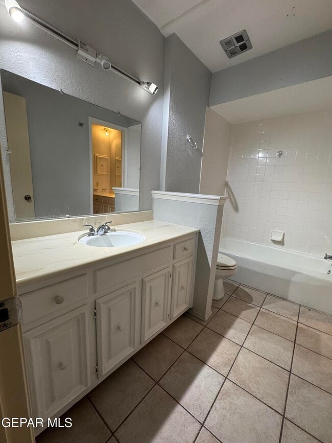 Building Photo - 6201 Escondido Dr