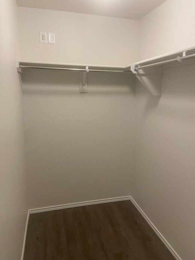 Building Photo - Pre-Leasing Available — Spacious 3-Bedroom, 2-Bath Home in Shadow Valley