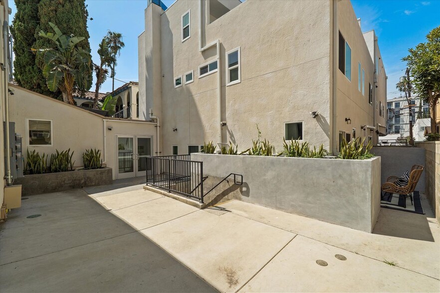 Building Photo - 1409 N Hobart Blvd