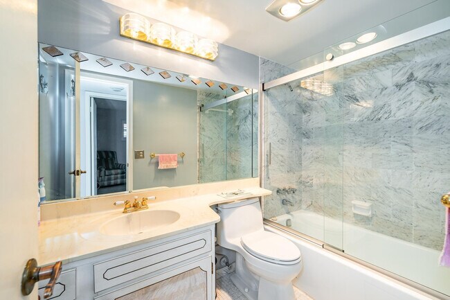 Building Photo - 9500 N Hollybrook Lake Dr