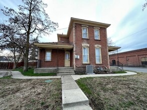 Building Photo - L1004