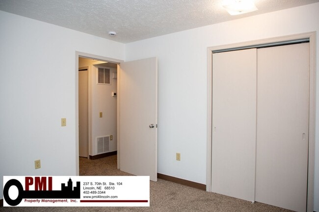 Building Photo - 2 Bedroom and 1 Bathroom Duplex Available ...