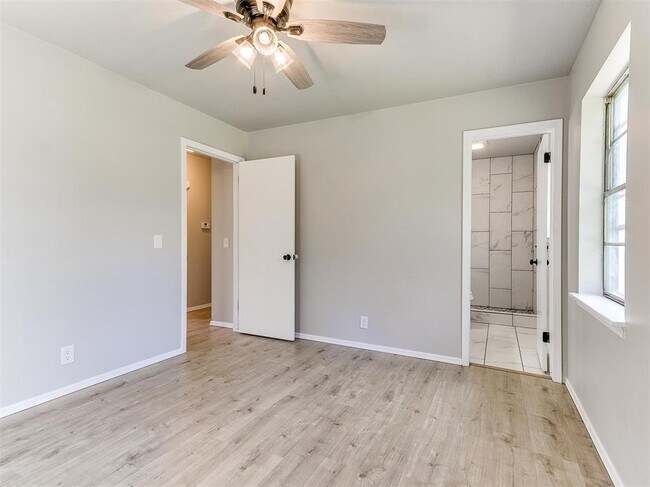 Building Photo - 502 N Oak St