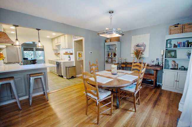 Spacious dining room - 480 Stovall St Se