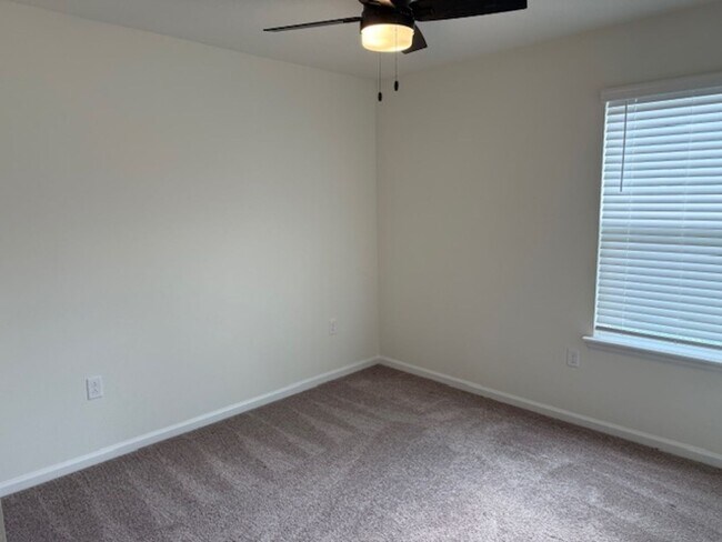 Building Photo - Like New 4/2 Lake Asbury