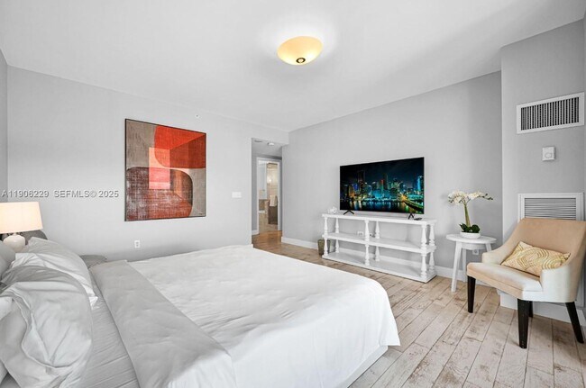 Building Photo - 1435 Brickell Ave