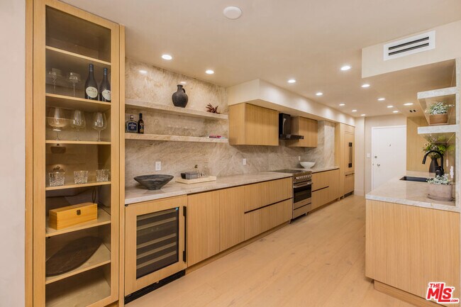 Building Photo - 818 N Doheny Dr