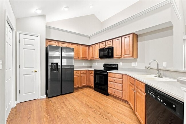 Building Photo - 3204 Village Ln