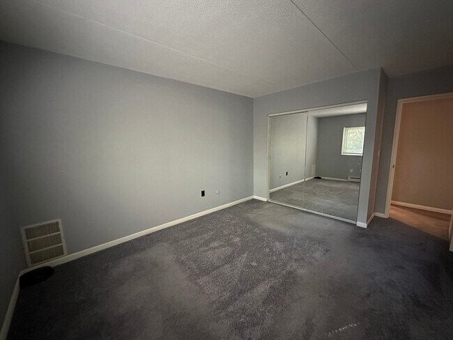 Building Photo - 49 Windsor Dr