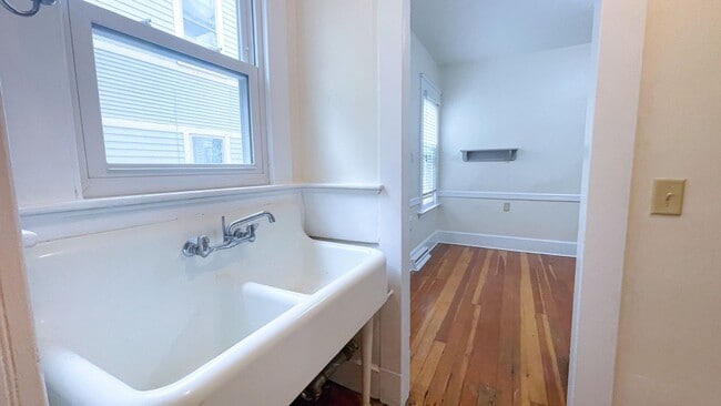 Building Photo - [In-Unit Laundry; Garden] Townhouse-Style Living, with Historical Details & Parking!