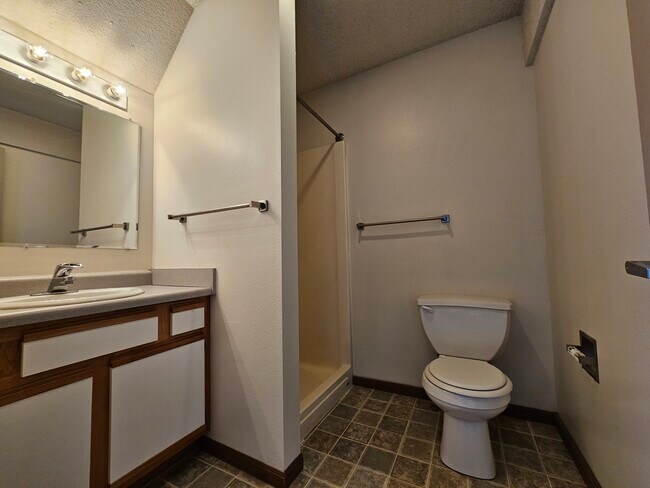 Upper Onsuite Bath 2 - 627 Iowa Ave