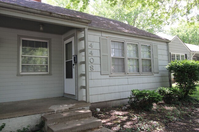 Building Photo - May FREE On This 1 Bedroom 1 Bath Duplex in Olathe