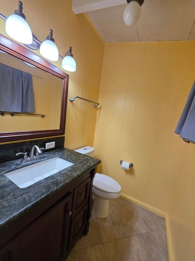 Building Photo - AVAILABLE NOW! 3 bed, 1.5 bath with 2 parking in Kailua.