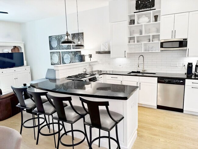 Building Photo - 1408 Pleasant St