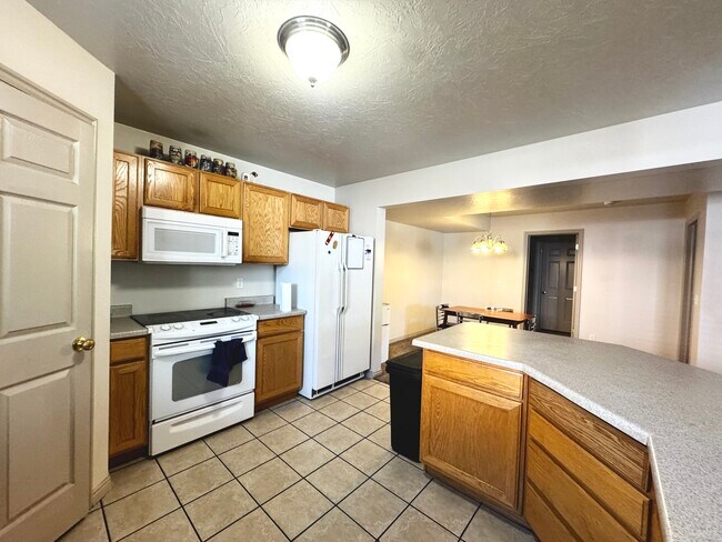 Building Photo - 240 E 300 N