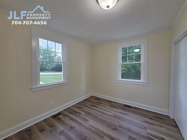 Building Photo - Fully Renovated 2 Bed/1 Bath Ranch in Salisbury!