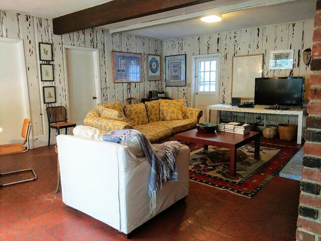 Building Photo - 6 Summer Hill Rd