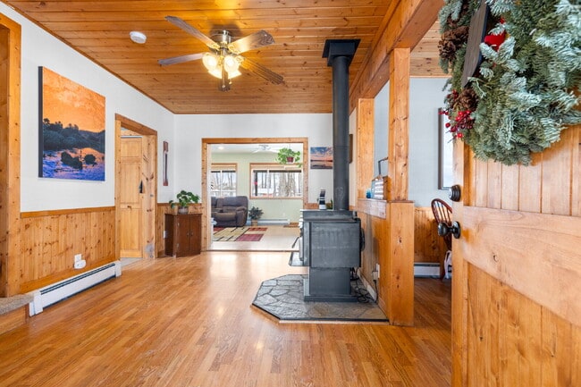 Building Photo - Spacious 4-Bedroom Home in the Heart of Sh...