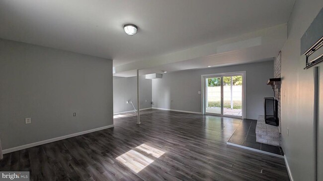 Building Photo - 922 Petinot Pl