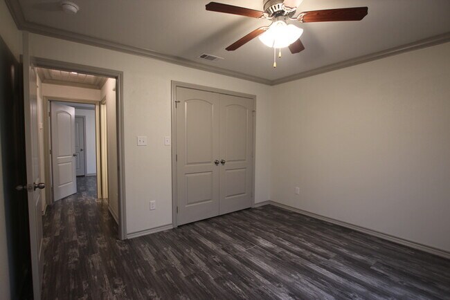 Building Photo - Beautiful 3 Bedroom 2 Bathroom Townhouse i...