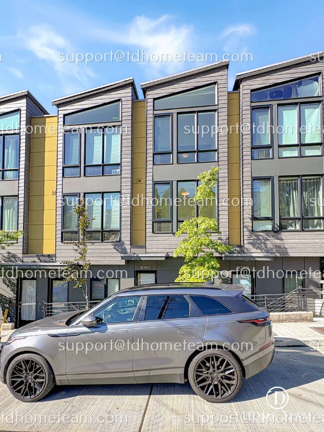 Building Photo - "Spacious 3-Bed Townhouse with Scenic Views in Seattle's Desirable Magnolia Neighborhood!"