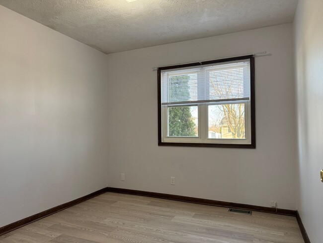 Building Photo - Comfortable 3-Bedroom Home with Park Access & Easy Commute