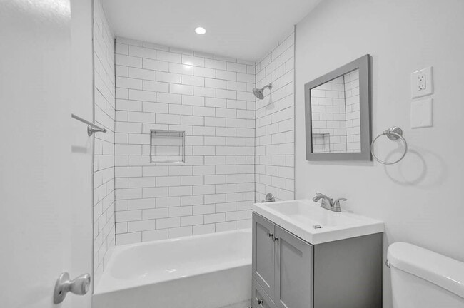 Building Photo - 916 NE 18th St