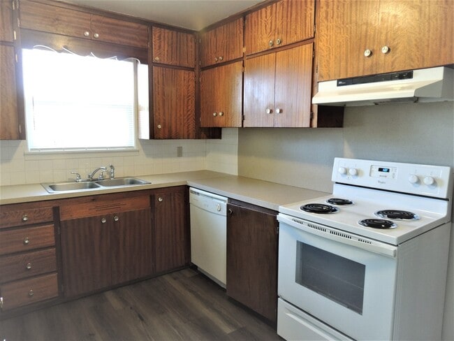 Building Photo - $1,750.00 – 2 Bed / 2 Bath Home with Fenced Yard, Fireplace, and Garage