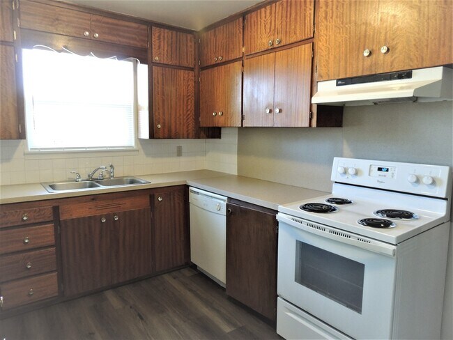 Building Photo - $1,900 – 2 Bed / 2 Bath Home with Fenced Yard, Fireplace, and Garage