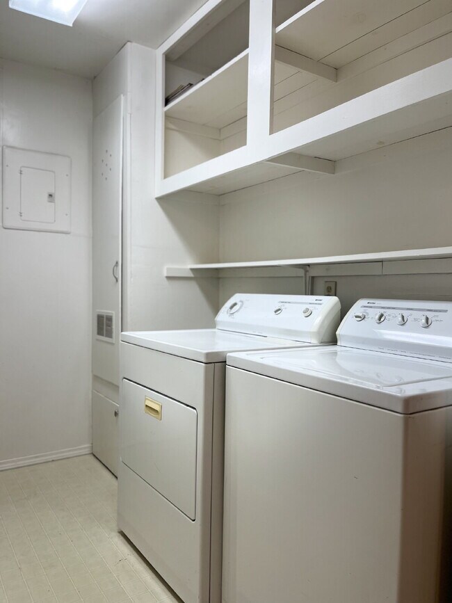 Building Photo - Tech Terrace Area Home with Private Yard & Washer/Dryer